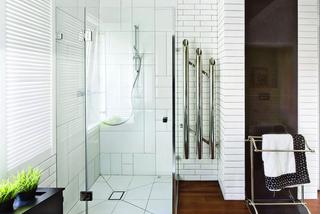 Biała łazienka z drewnianą podłogą