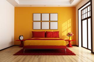 Pomarańczowa ściana w sypialni