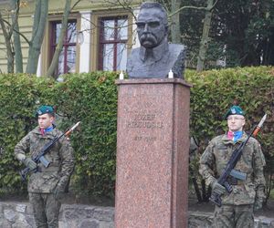 Święto Niepodległości w Szczecinie - złożenie kwiatów pod pomnikiem Piłsudskiego