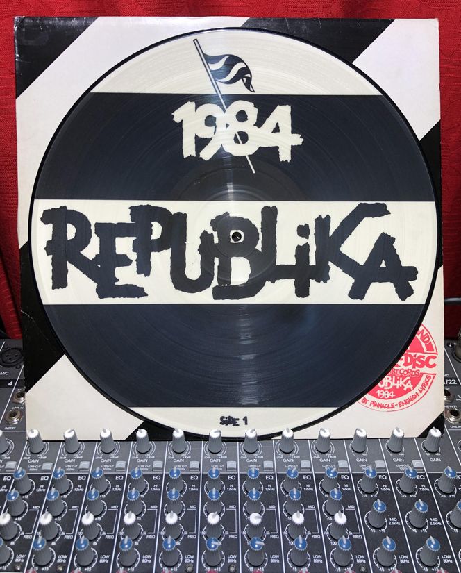 Grzegorz Ciechowski miał tylko grac na klawiszach. Tak Republika debiutowała na scenie