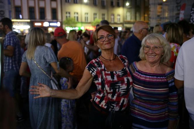 Potańcówka przed Teatrem Śląskim w Katowicach