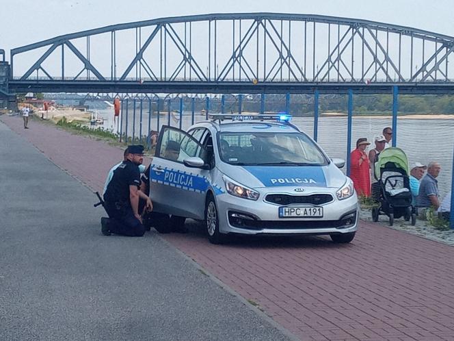 Akcja "Wisła 2023" w Toruniu. Terroryści opanowali barkę z chemikaliami. Efektowne ćwiczenia