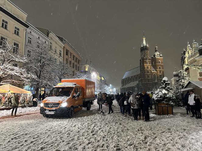 Choinka rozbłysła na Rynku Głównym. Tak wygląda Kraków w zimowej scenerii! 