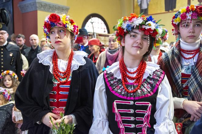 W Bytomiu poświęcono pokarmy w strojach ludowych. To tradycja na Rozbarku 