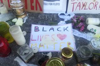 Tragiczna śmierć Georga Floyda: Kwiaty i znicze przed ambasadą USA w Warszawie 