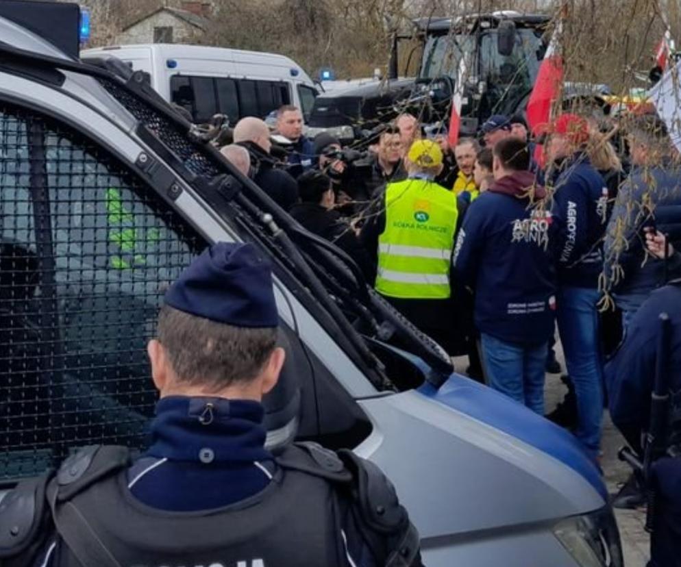 Trwa protest rolników. Policja pilnuje torów przed protestującymi 