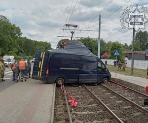 Groźna kolizja w Bytomiu. Tramwaj zderzył się z samochodem dostawczym