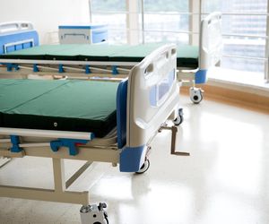 Pacjent z podejrzeniem błonicy ma objawy kliniczne. Początkowo przypominają anginę