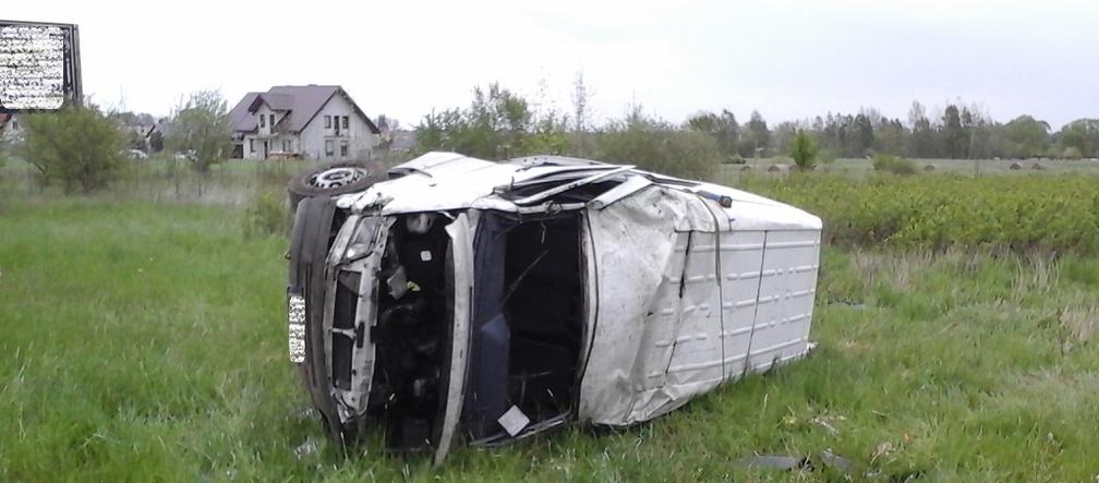 Bielsk Podlaski. Wypadek busa na DK 19. Dwóch pasażerów wyleciało z pojazdu [ZDJĘCIA]