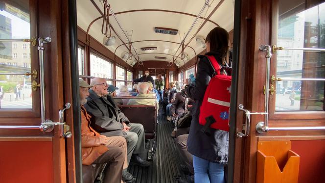 Niezwykły tramwaj z powstańcami. Wycieczka po Warszawie jak przed wojną