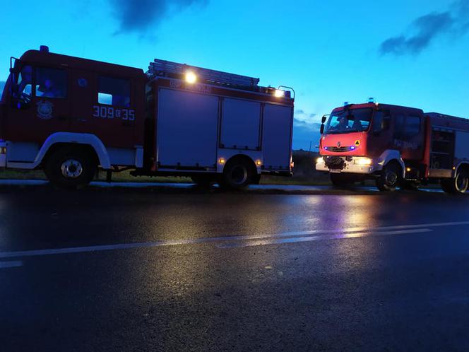 Groźny wypadek w powiecie bydgoskim! Auto wylądowało na dachu! [ZDJĘCIA]