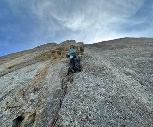 Andrzej Ficek, Roman Forysiak i Szymon Podosek z Klubu Wysokogórskiego w Bielsku-Białej, pokonali klasyczną drogę na szczyt Petit Dru w masywie Mont Blanc