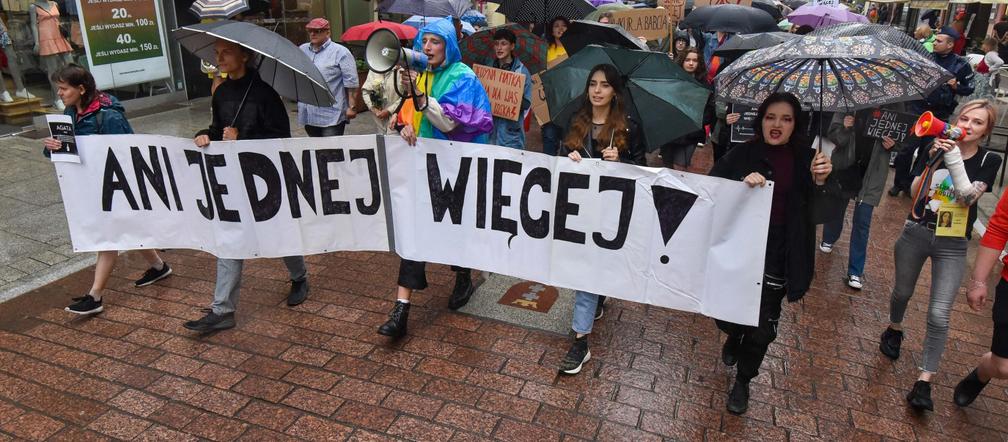 Tłum zwolenników aborcji protestował w centrum miasta. Manifestacja ruszyła pod kurię biskupią i siedzibę PiS