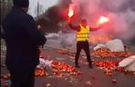 Protesty rolników w Warszawie. Palenie opon i świńskie łby na placu Zawiszy