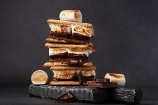 S’mores - przysmak amerykańskich skautów. Czym jest? Jak się go robi?