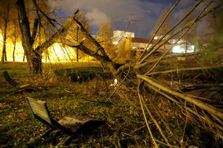 Wichury nad Polską. Są ofiary śmiertelne i ranni. Ponad 100 tys. odbiorców bez prądu. W piątek nadal groźnie [ZDJĘCIA]