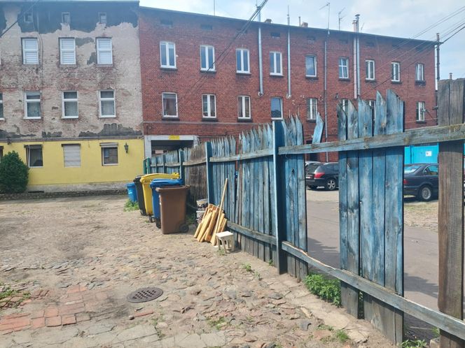 Bydgoszczanka w stolicy stworzyła palmę, a w Bydgoszczy magiczną lustrzaną bramę. Jak po latach wygląda ta instalacja?