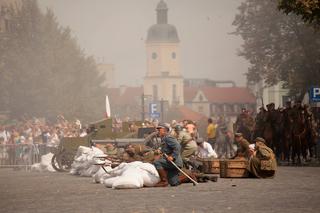 Armaty i pojazdy militarne w centrum Białegostoku. Muzeum Wojska zaprasza na rekonstrukcję bitwy