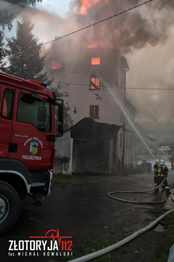 Potężny pożar budynku niedaleko szkoły. Płomienie buchały na kilkanaście metrów