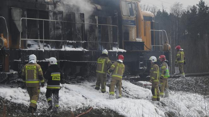 Ogromne kłęby dymu i płomienie na torach. Pożar pociągu pod Mińskiem Mazowieckim