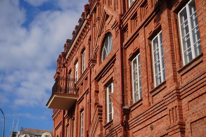 To najpiękniejsza kamienica w Białymstoku. Ceglana fasada z XIX wieku błyszczy do dziś