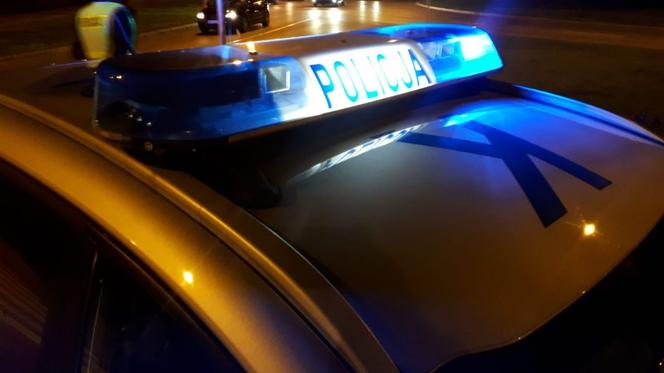 Pijany 38-latek chodził po dachu szkoły w Łańcucie. Policjanci przekonali go do zejścia