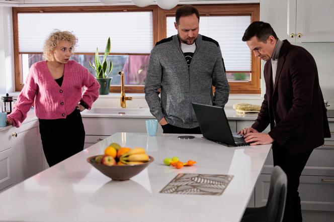 Na Wspólnej odc. 3581. Paweł (Grzegorz Kwiecień), Beata (Katarzyna Ptasińska), Emil (Piotr Ligienza)