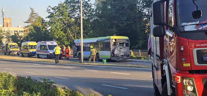 Koszmarny wypadek w Olsztynie. Wiele osób rannych w zderzeniu czterech pojazdów [ZDJĘCIA]