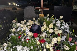 Grób 16-letniej Mai zasypały białe kwiaty. Zdjęcie nastolatki łamie serca!