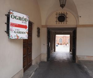 Tu znajduje się wejście do ogrodu