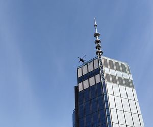 Blackhawk latał nad Warszawą. Zawisł nad najwyższym wieżowcem