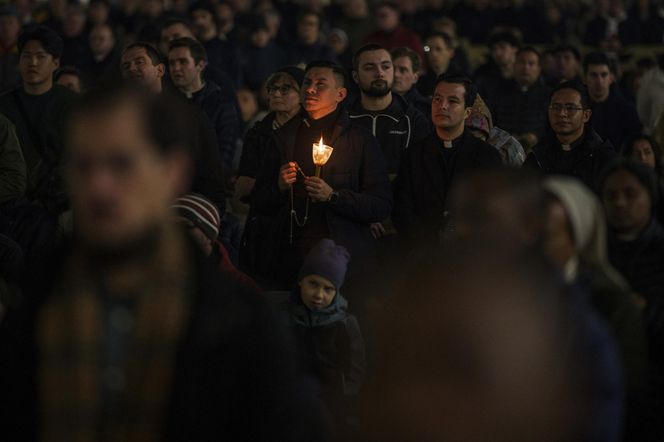 Watykan. Modlitwa o zdrowie papieża Franciszka na placu Świętego Piotra