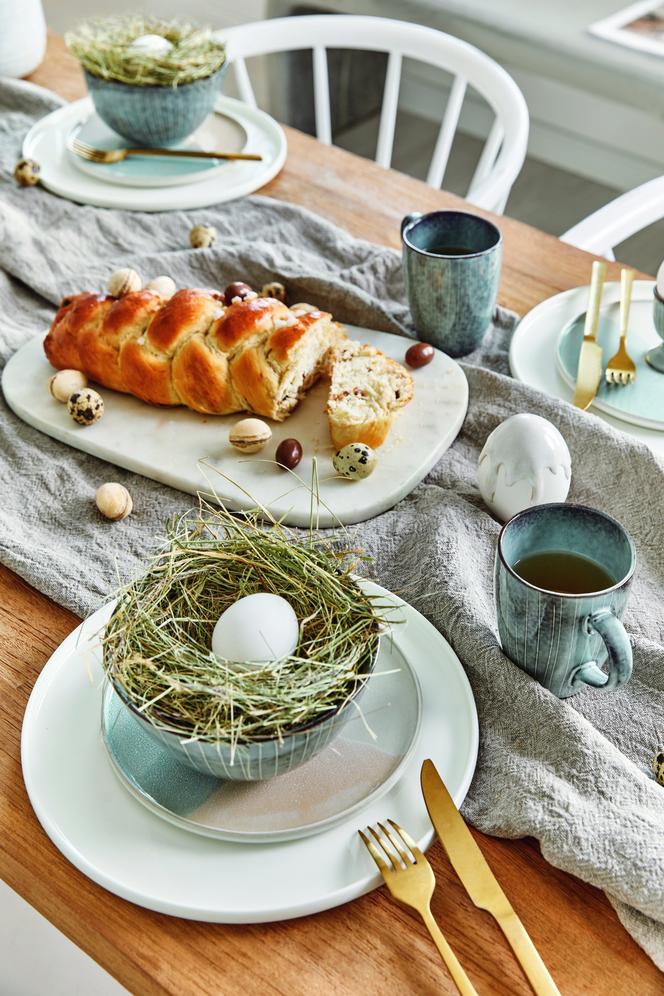 Wielkanocny stół pięknie nakryty - jajko w gniazdku