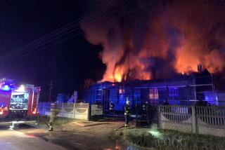 Pożar remizy OSP w Raczkowicach. Budynek spłonął niemal całkowicie. Straty są ogromne [FOTO]