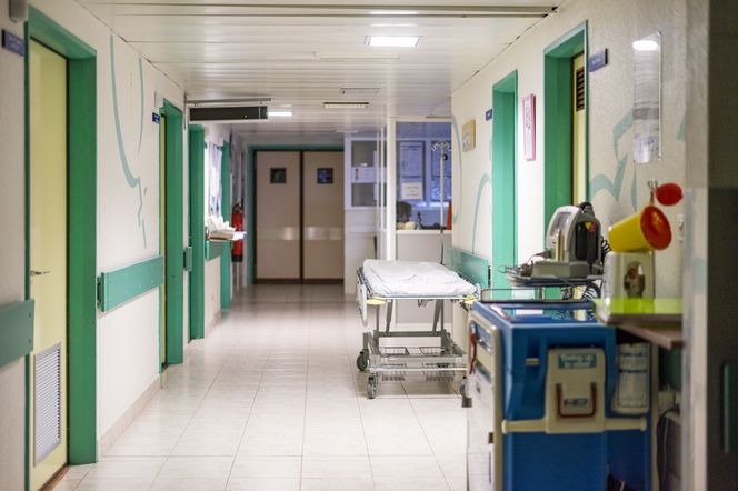 Miała uszkodzony oczodół i wybite zęby. W takim stanie szpital wypisał do domu 91-latkę
