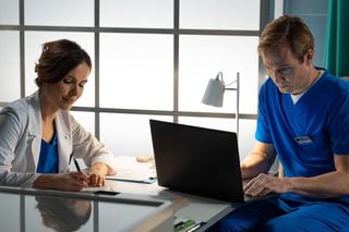 Na dobre i na złe odc. 874: Michał Wilczewski (Mateusz Janicki), Hania Sikorka (Marta Żmuda Trzebiatowska)