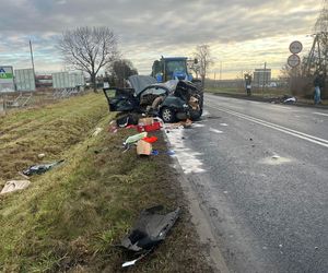 Wypadek na DK12 we Wschowie. Samochód osobowy zderzył się z ciagnikiem rolniczym