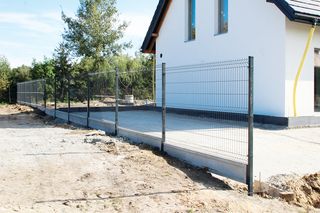 Panel ogrodzeniowy na płot. Ile kosztuje kompletne ogrodzenie panelowe i jak je zamontować?