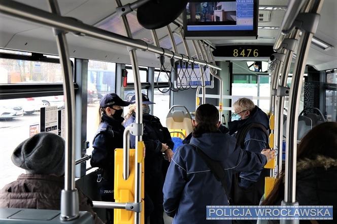 Policjanci we Wrocławiu sprawdzają pasażerów komunikacji 