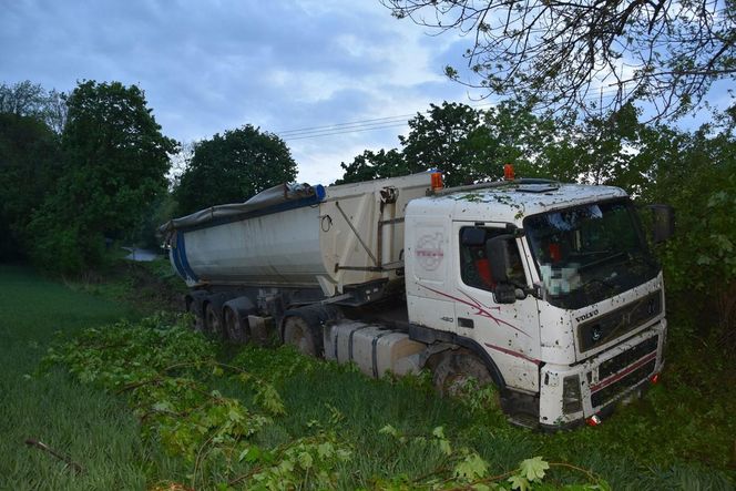 Miał dożywotni zakaz i 3 promile! Ciężarówką wylądował z rowie [ZDJĘCIA]