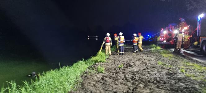 Dankowice: 18-latek wpadł w poślizg. Jego auto wjechało do stawu