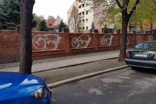 Wandale pomazali mur wokół kościoła na Łazarzu