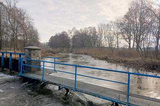 Zalane posesje i drogi pod Wrocławiem. Woda wciąż nie opada, alarmy powodziowe