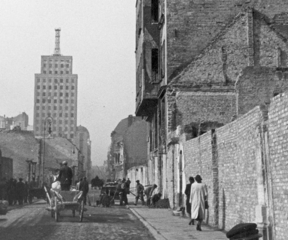 Ulica Świętokrzyska pod koniec 1939 roku - na końcu widoczny budynek Prudentialu z anteną telewizyjną na dachu