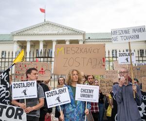 Lokatorzy z Osiedla Przyjaźń protestowali przed ratuszem: Chcemy umów z miastem, nie wysiedleń!