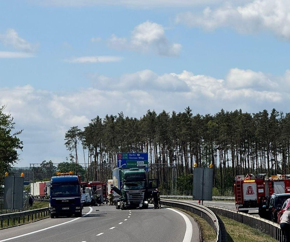 Wypadek na autostradzie A6 z udziałem policyjnego busa. Droga zablokowana