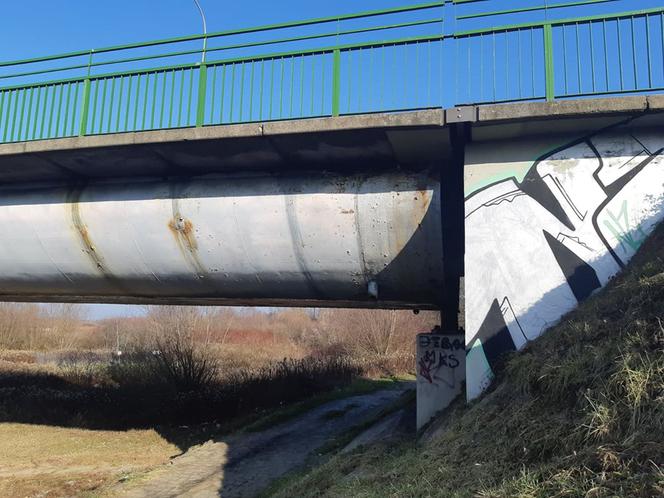Stan zamkniętego mostu w Ostrowie był TRAGICZNY. Świadczą o tym zdjęcia