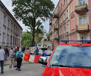 Balkon z ludźmi oberwał się z kamienicy. Przyczyna jest szokująca