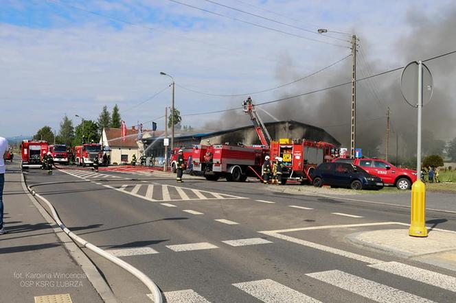 Lubrza. Potężny pożar przykrył niebo gęstym dymem. Ponad doba walki z żywiołem [ZDJĘCIA]