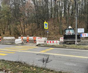 Ukłdanie asfaltu na nowo powstającym rondzie na ul. Słowiańskiej w Gorzowie